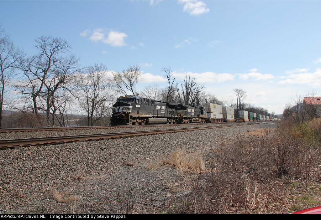 NS 4684 and 9850 with train 25P